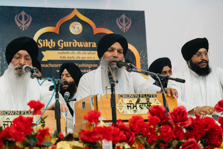 Full jatha performing kirtan on stage